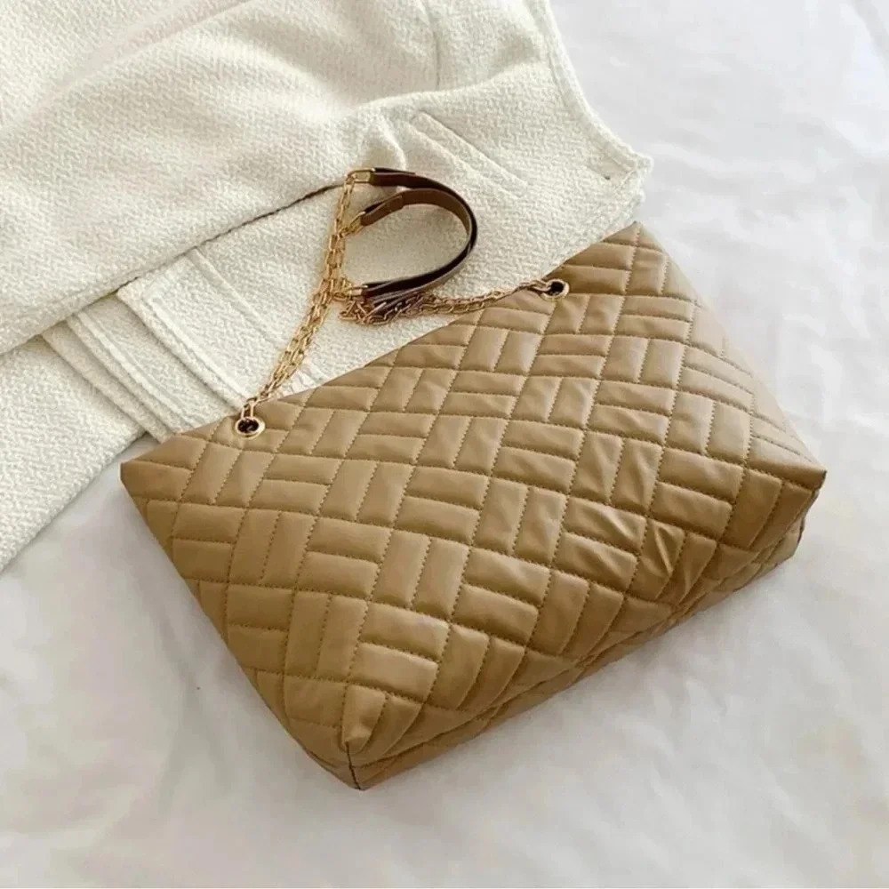 HP! 🎉 Khaki Quilt Pattern Gold Chain Purse - Picture 7 of 7